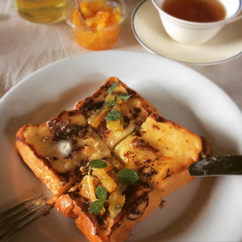 シトラスフレンチトースト
フレンチトーストに、伊予柑マーマレードと、ミントの葉、シナモン、蜂蜜をトッピング。